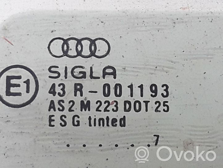 Audi A4 S4 B5 8D priekšējo durvju stikls (četrdurvju mašīnai) 