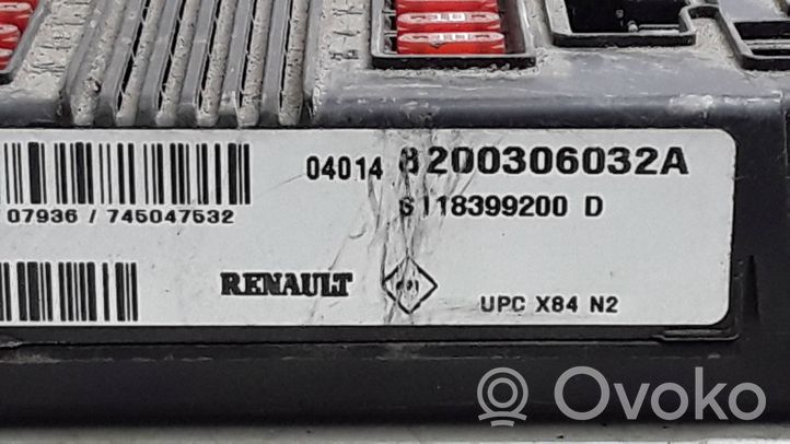 ROB27413 Renault Scenic II - Grand scenic II Módulo de fusible 8200306032A  8118399200D - Usado (segunda man), baratos | RRR