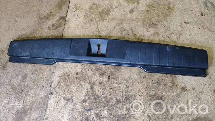 Subaru Outback Protector del borde del maletero/compartimento de carga 95073AJ000