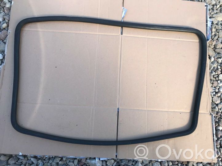 Volkswagen Golf I Bagažinės sandarinimo guma (prie stiklo) 