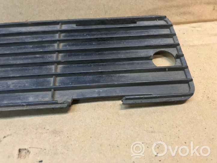 Volkswagen Golf I Front bumper lower grill 171853662