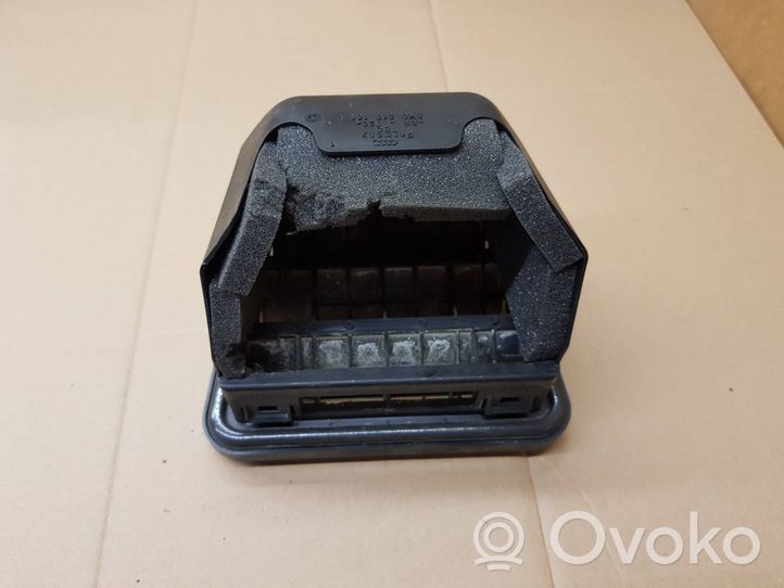 Audi A5 8T 8F Évent de pression de quart de panneau 8K0819161B