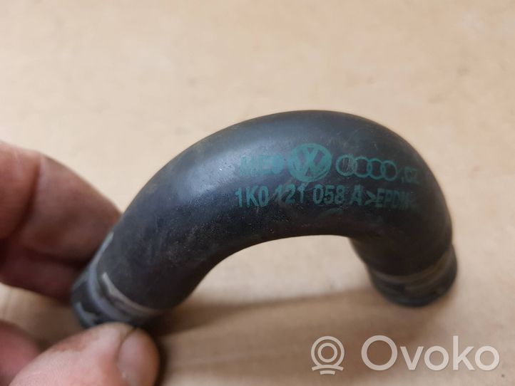 Volkswagen Eos Tuyau de liquide de refroidissement moteur 1K0121058A