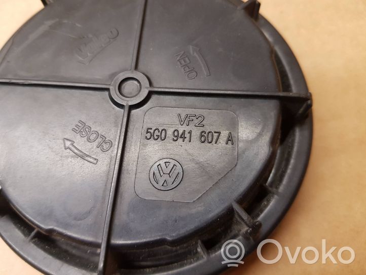 Volkswagen Golf VII Osłona żarówki lampy przedniej 5G0941607A