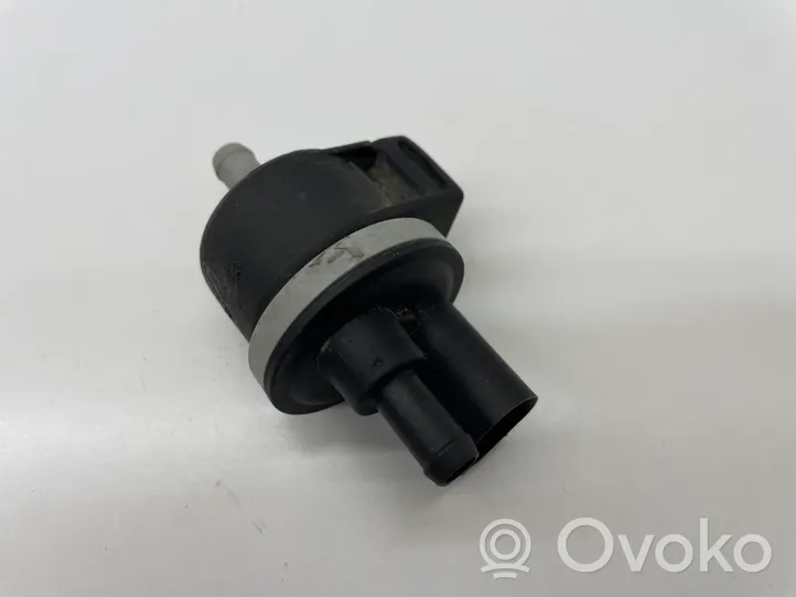 Volkswagen PASSAT B6 Valve vacuum 051133459A