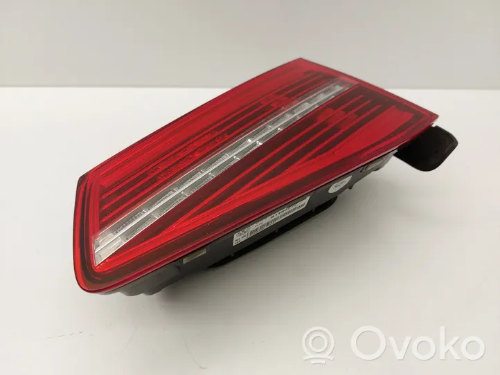 Volkswagen PASSAT B8 Lampy tylnej klapy bagażnika 3G9945308D