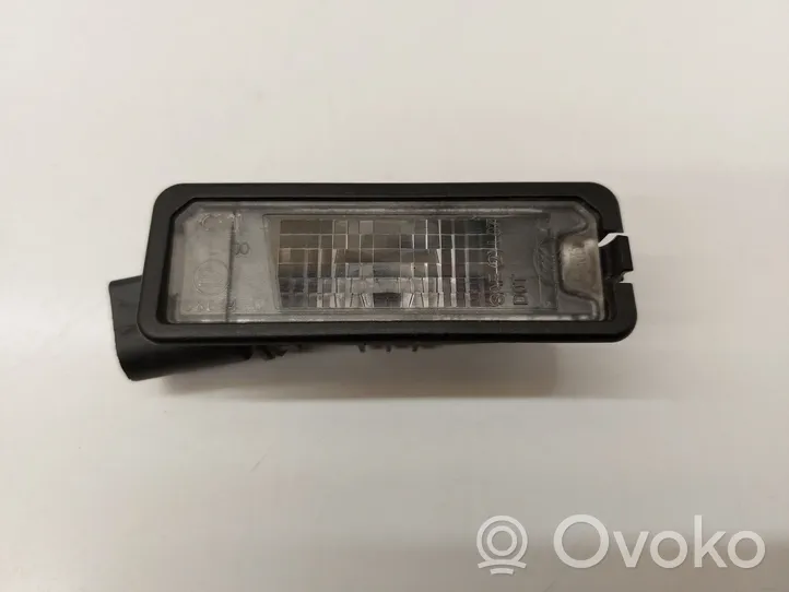 Volkswagen Golf VII Lampa oświetlenia tylnej tablicy rejestracyjnej 1K8943021