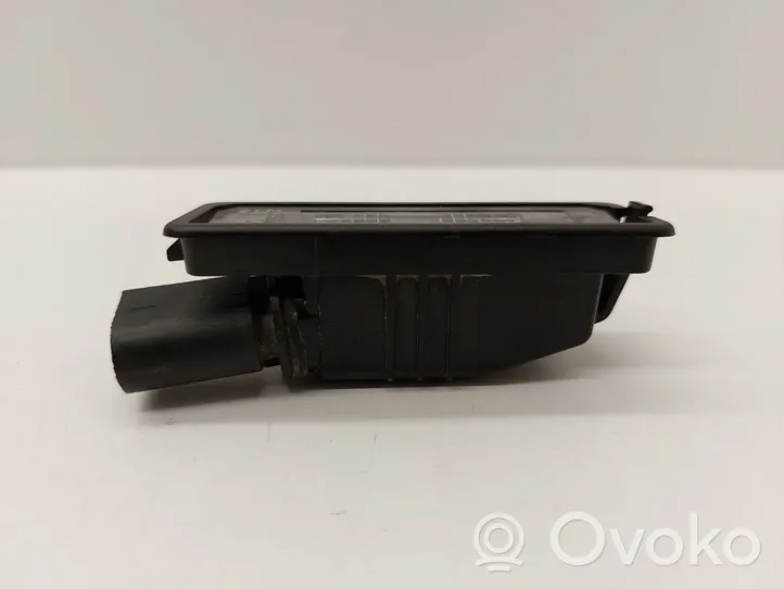 Volkswagen Golf VII Lampa oświetlenia tylnej tablicy rejestracyjnej 1K8943021