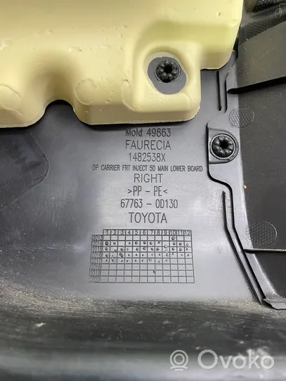 Toyota Yaris Обшивка передней двери 677630d130