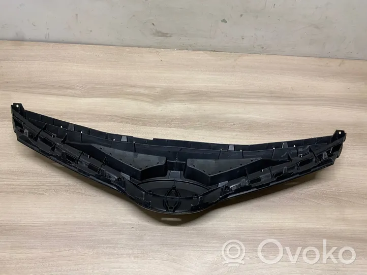 Toyota Avensis T270 Etupuskurin ylempi jäähdytinsäleikkö 5311405120