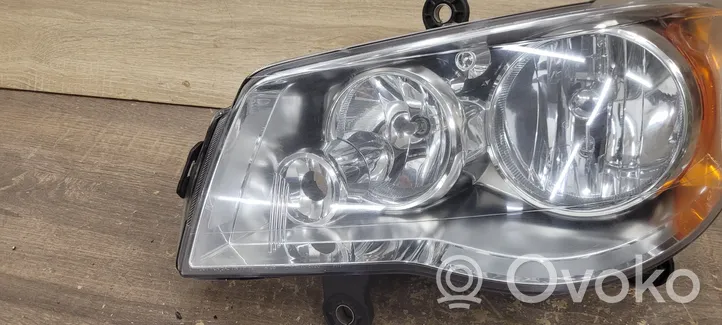 Chrysler Town & Country V Lampa przednia 05113337AG