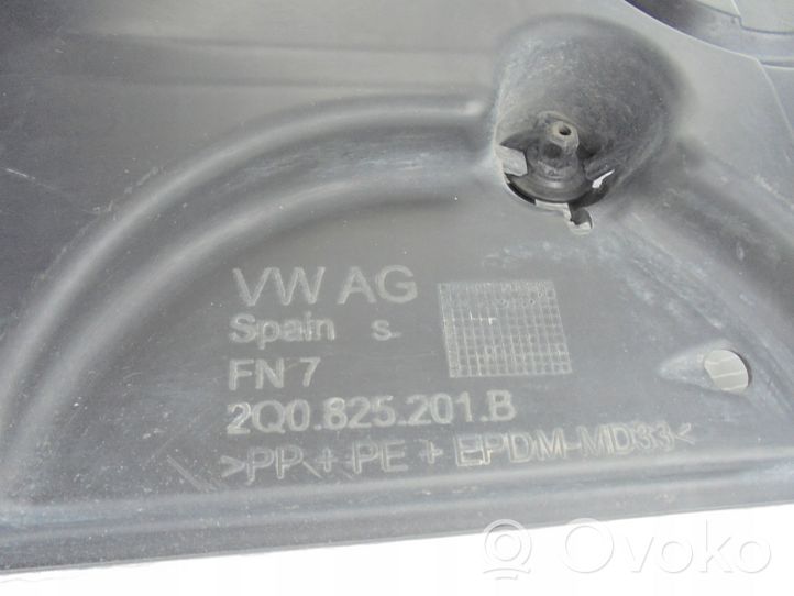Volkswagen Polo VI AW Šoninė dugno apsauga 2Q0825201B