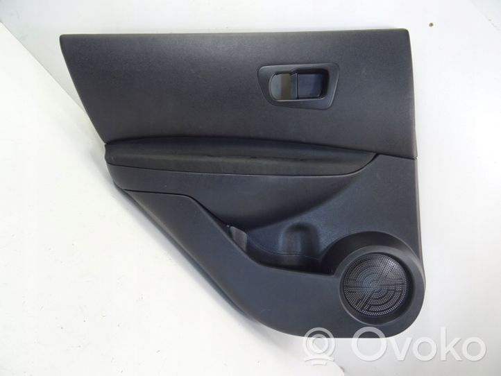 Nissan Qashqai Moldura del tarjetero de la puerta trasera 82977JD900