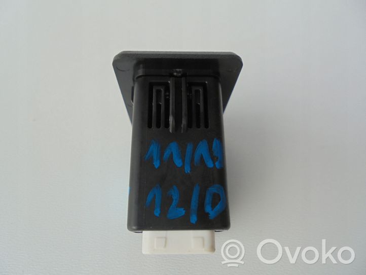 Nissan Qashqai USB socket connector 795405004