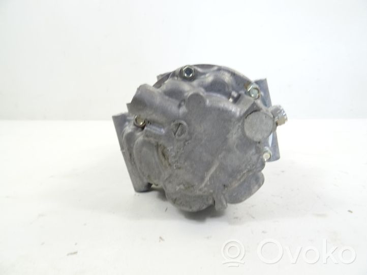 Toyota Yaris XP210 Ilmastointilaitteen kompressorin pumppu (A/C) 042400-0740