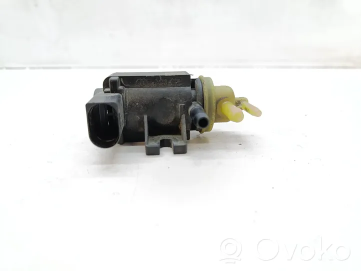 Volkswagen PASSAT B7 Turboahtimen magneettiventtiili 1K0906627B