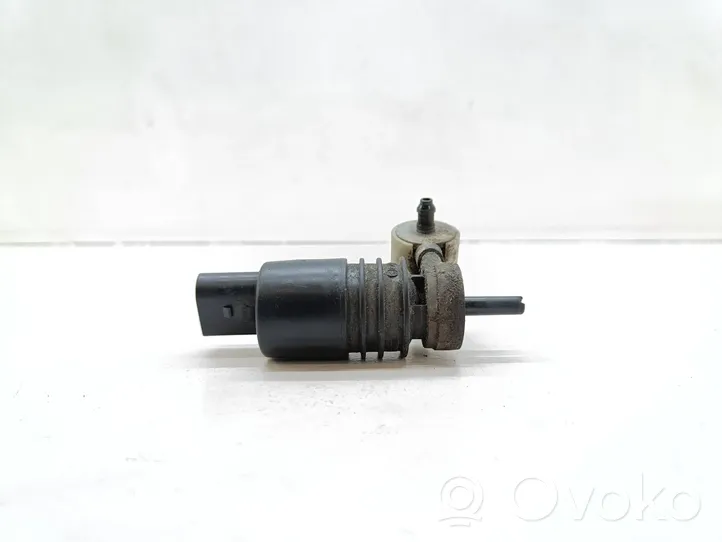 Volkswagen PASSAT B7 Windscreen/windshield washer pump 1K6955651