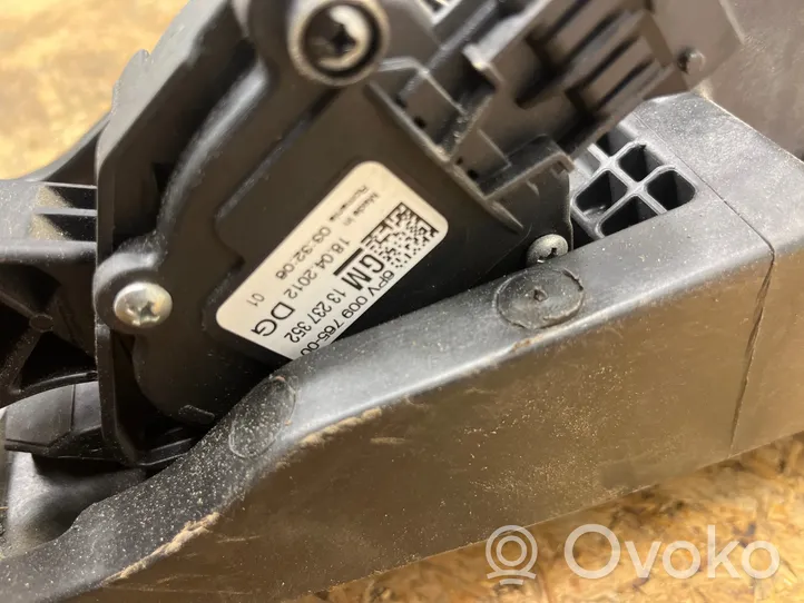 Opel Insignia A Accelerator throttle pedal 13237352