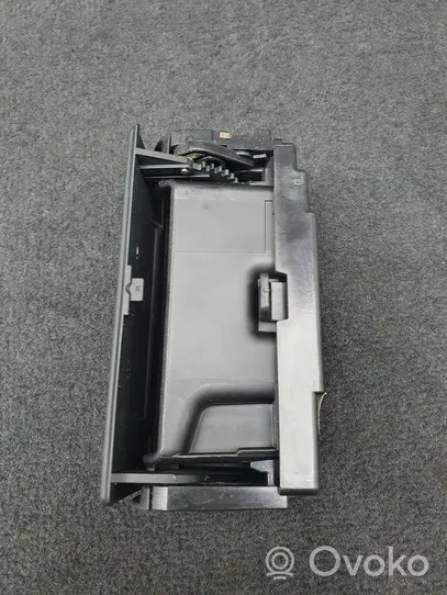 Audi A6 S6 C7 4G Takaoven tuhkakuppi 4G8857405