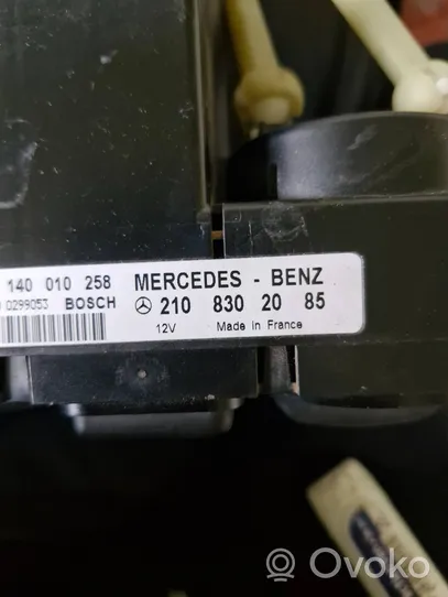 Mercedes-Benz E W210 Panel klimatyzacji 2108302085