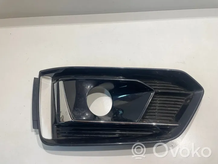 Audi A5 Priešrūkinio žibinto apdaila/ grotelės 8W6807681