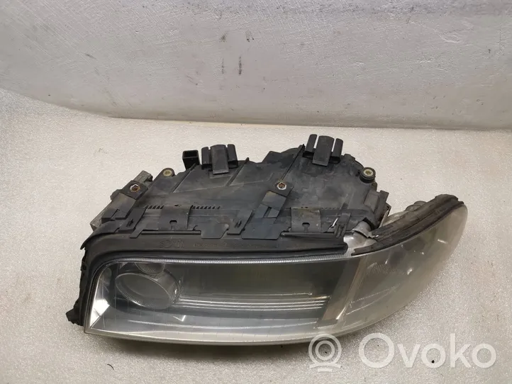 Audi A8 S8 D2 4D Lampa przednia 