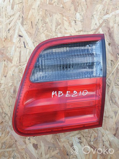 Mercedes-Benz E W124 Lampy tylnej klapy bagażnika A2108207464