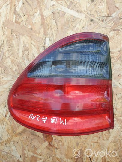 Mercedes-Benz E W210 Lampa tylna A2108206764