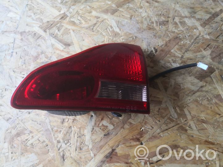 Toyota Avensis Verso Lampy tylnej klapy bagażnika 4441