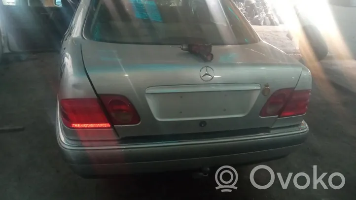 Mercedes-Benz E W210 Portellone posteriore/bagagliaio 