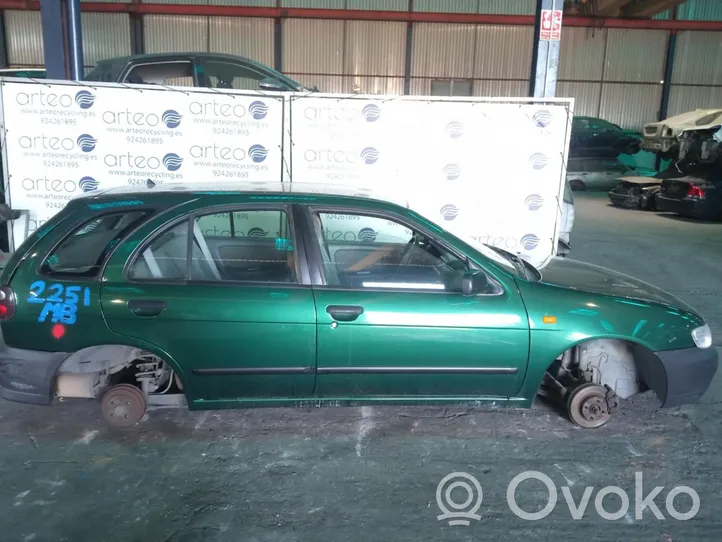 Nissan Almera Pavarų perjungimo traukė 