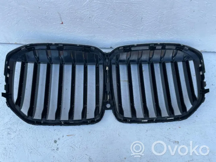 BMW X7 G07 Maskownica / Grill / Atrapa górna chłodnicy 8094566