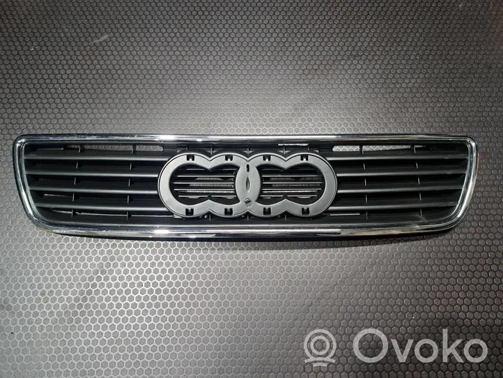 Audi A6 S6 C4 4A Etupuskurin ylempi jäähdytinsäleikkö AD0700602