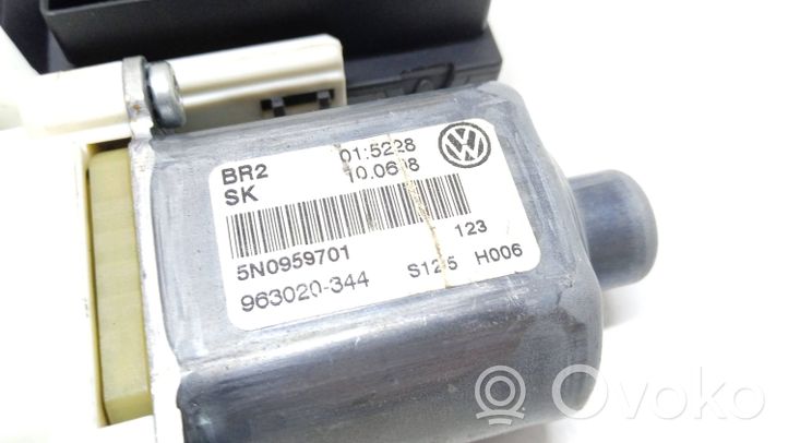 Volkswagen Tiguan Priekinis varikliukas langų pakėlėjo 5N0959701