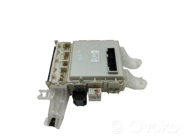 Toyota Verso Module de fusibles 827300F051C