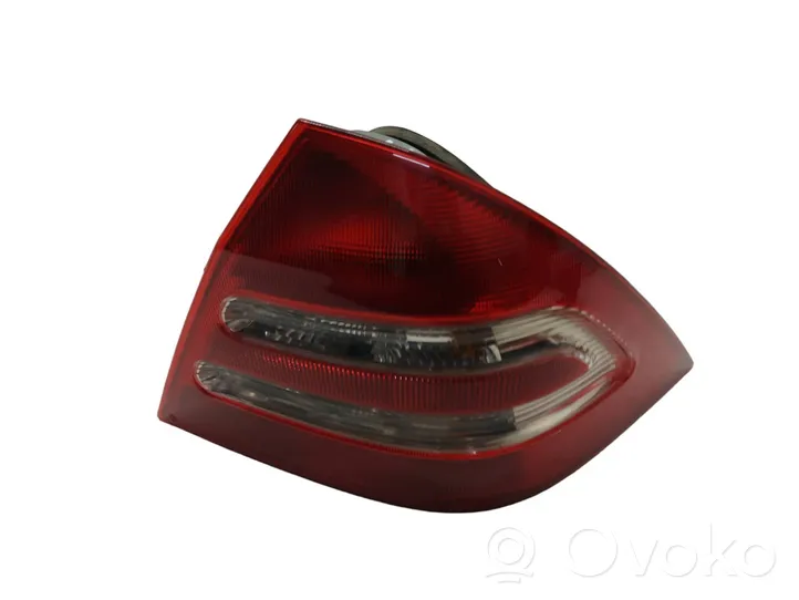 Mercedes-Benz C W203 Lampa tylna 3311