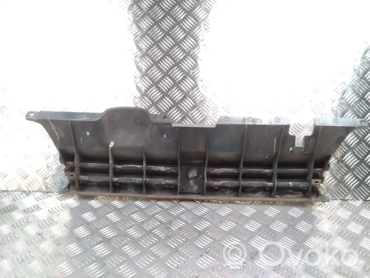 Peugeot 405 Grille calandre supérieure de pare-chocs avant 780499