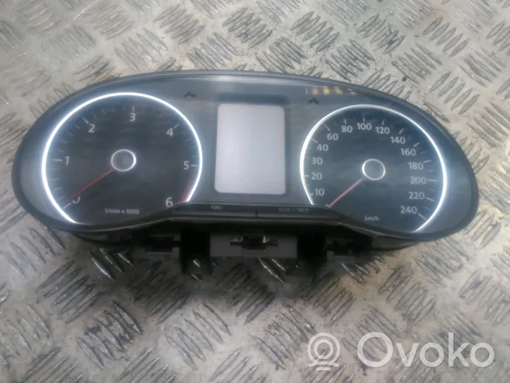 Volkswagen Polo V 6R Speedometer (instrument cluster) 6R0920861F