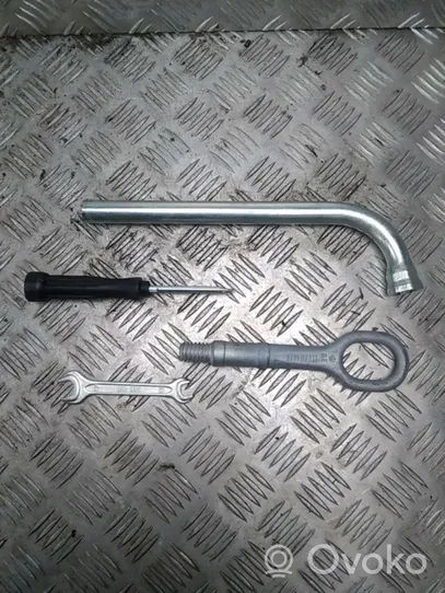 Volkswagen Touran I Wheel nut wrench 