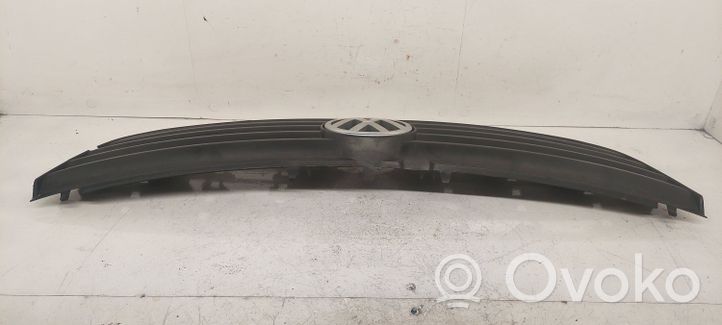 Volkswagen PASSAT B5 Grotelės priekinės 3B0853653D