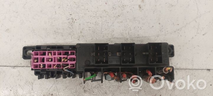 Volkswagen PASSAT B5 Relay mounting block 8L0941822A