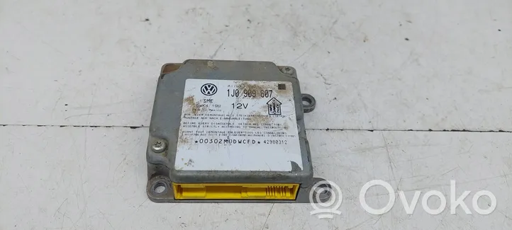 Volkswagen PASSAT B5 Airbag control unit/module 1J0909607