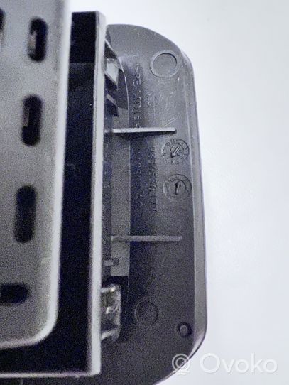 Peugeot 3008 II Connecteur/prise USB 9827093777