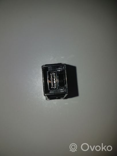 Mitsubishi Outlander USB jungtis 8718A007