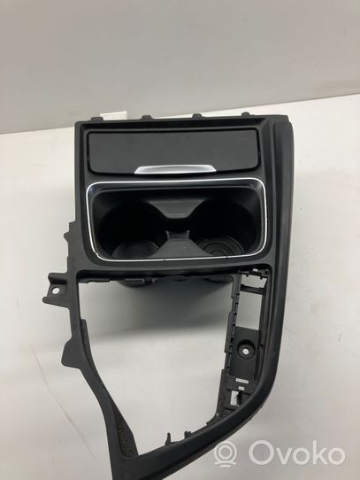 BMW 3 F30 F35 F31 Peleninė panelėje 58450713