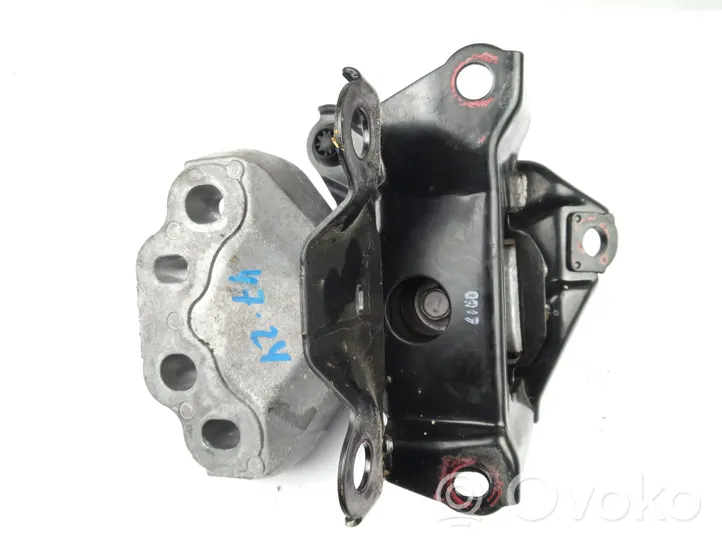 Toyota Yaris XP210 Soporte de la caja de cambios 1237218010