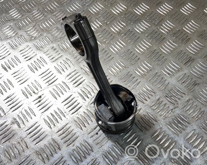 Volvo V50 Piston with connecting rod D4162T