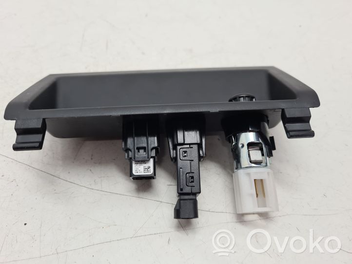 Skoda Fabia Mk3 (NJ) USB-pistokeliitin 6V0857367A