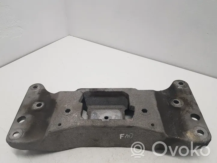 BMW 5 F10 F11 Soporte de montaje de la caja de cambios 678122203