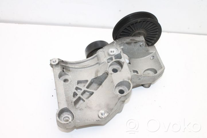 Opel Astra J Supporto del generatore/alternatore 55570104